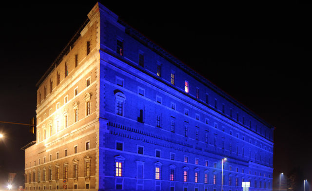 Palazzo Farnese si illumina di blu